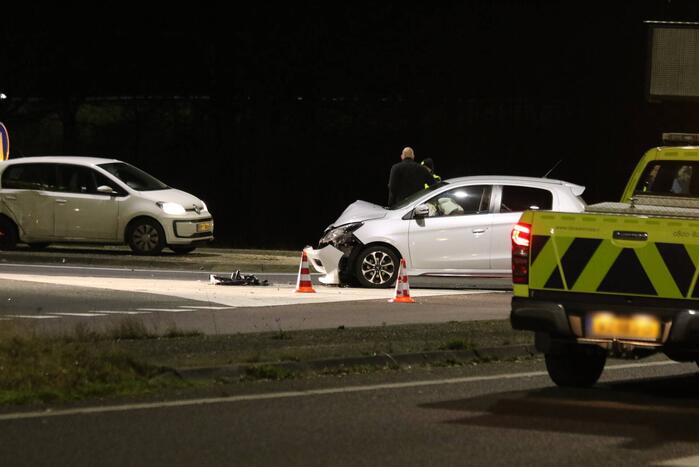 Botsing tussen twee auto's onderaan snelweg