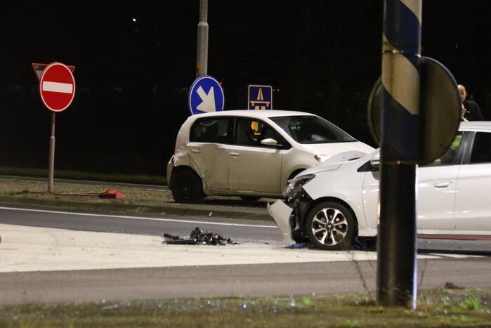 Botsing tussen twee auto's onderaan snelweg