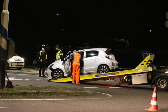 Botsing tussen twee auto's onderaan snelweg