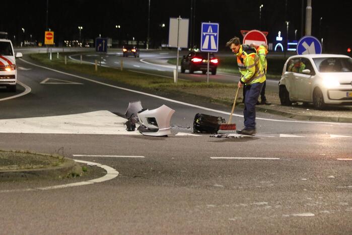 Botsing tussen twee auto's onderaan snelweg