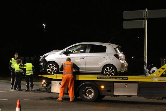 Botsing tussen twee auto's onderaan snelweg