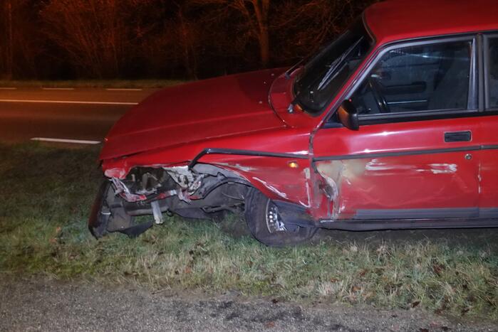 Auto botst op brugleuning