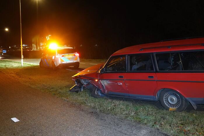 Auto botst op brugleuning