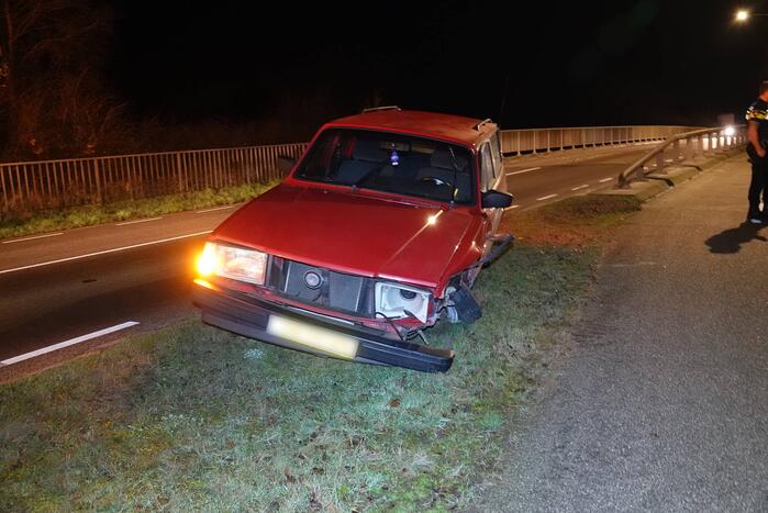 Auto botst op brugleuning