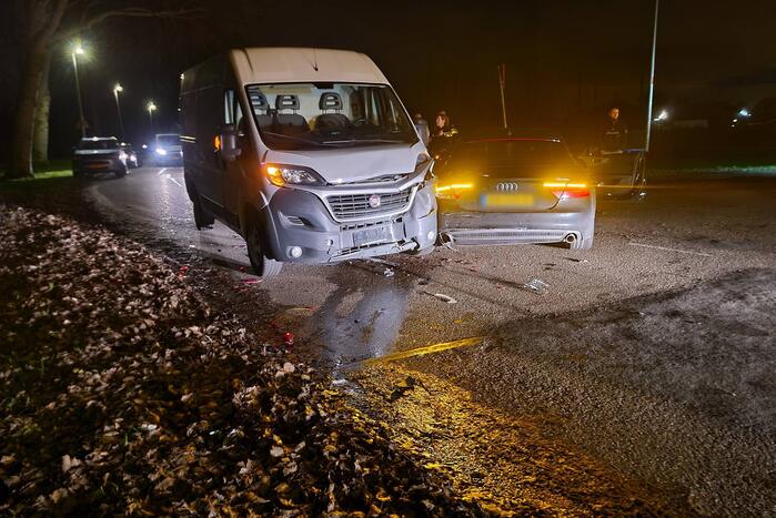 Auto en bestelbus in botsing op kruising