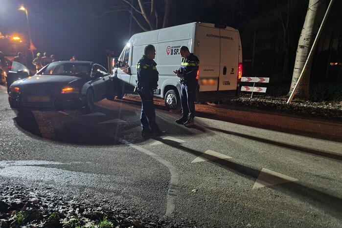 Auto en bestelbus in botsing op kruising