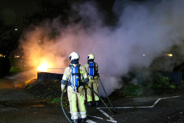 Grote hoop met tuinafval in brand