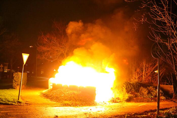 Grote hoop met tuinafval in brand