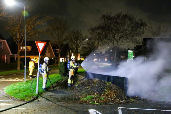 Grote hoop met tuinafval in brand