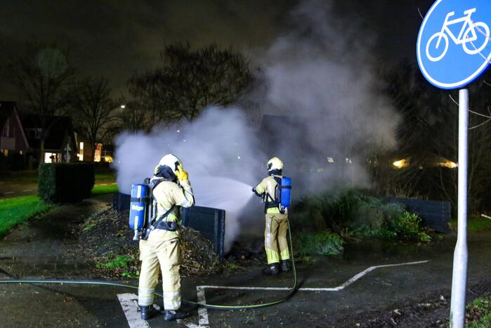 Grote hoop met tuinafval in brand