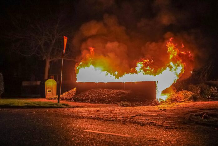 Grote hoop met tuinafval in brand