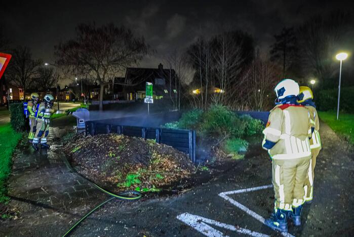 Grote hoop met tuinafval in brand