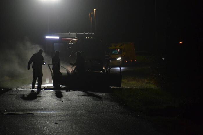 Auto volledige uitgebrand, bestuurder zwaargewond