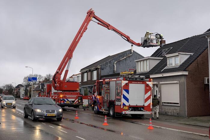 Brandweer controleert schoorsteen