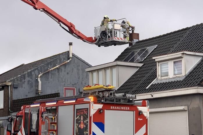Brandweer controleert schoorsteen