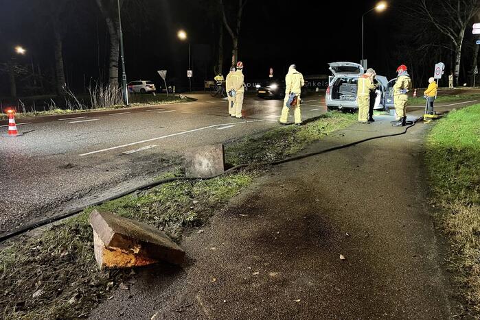 Maaltijdbezorger raakt met personenauto van de weg