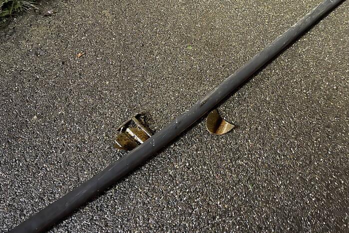 Maaltijdbezorger raakt met personenauto van de weg