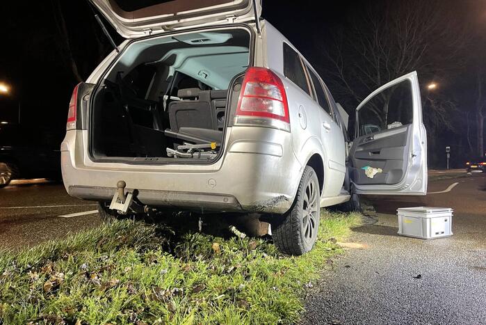 Maaltijdbezorger raakt met personenauto van de weg