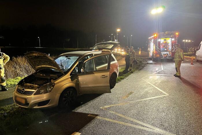 Maaltijdbezorger raakt met personenauto van de weg