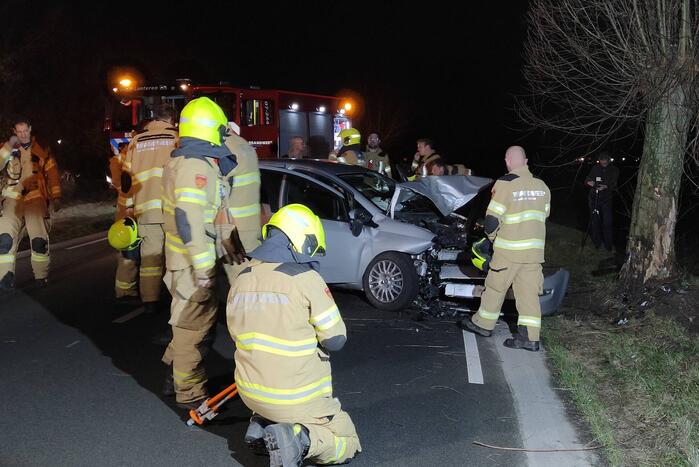 Flinke schade aan personenauto door botsing tegen boom