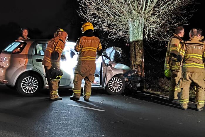 Flinke schade aan personenauto door botsing tegen boom