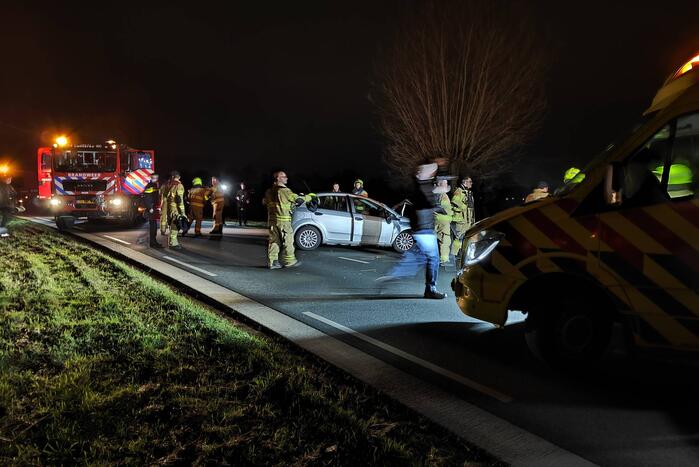 Flinke schade aan personenauto door botsing tegen boom