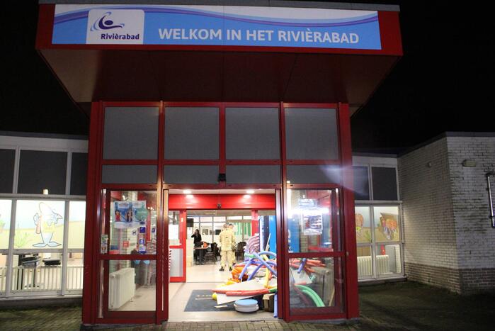 Brandweer pompt water uit kelder van zwembad Rivièrabad