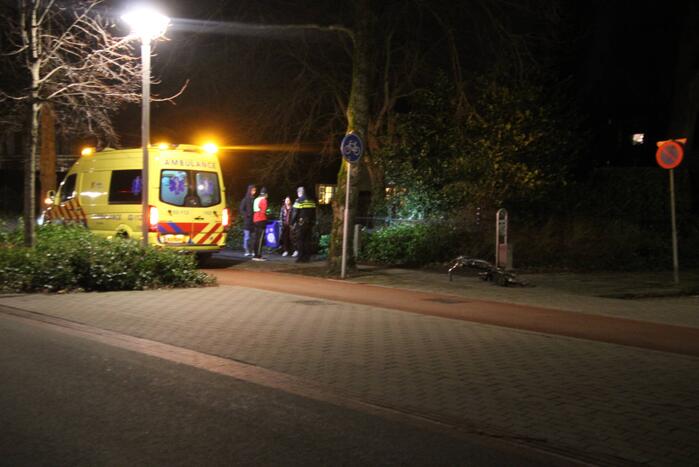 Fietser op e-bike in botsing met personenauto