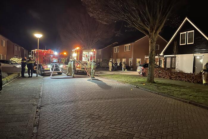 Brandweer blust brand in woning