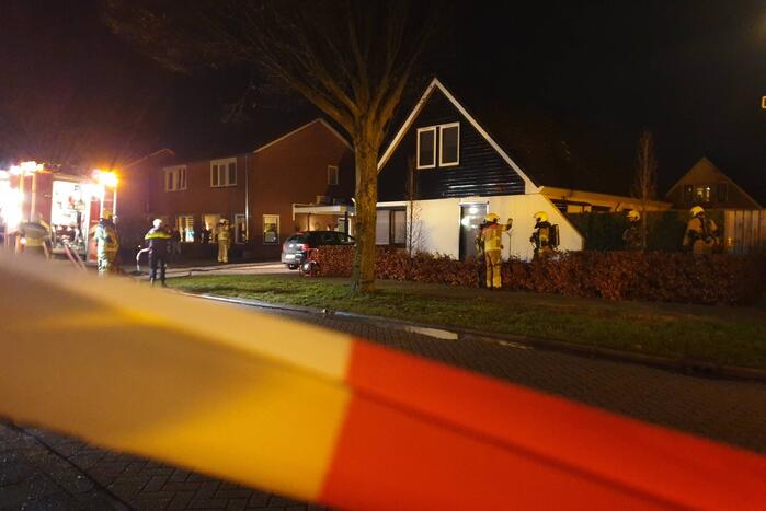 Brandweer blust brand in woning