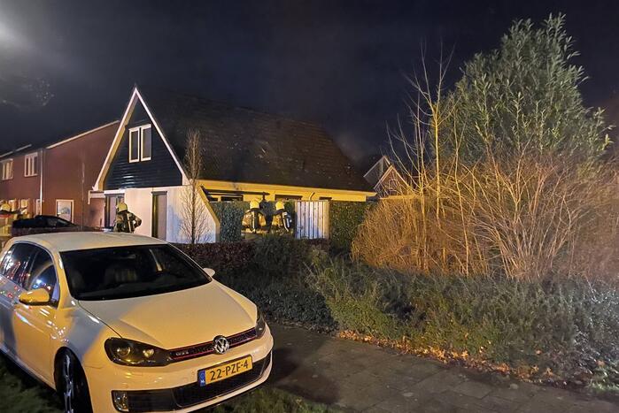 Brandweer blust brand in woning