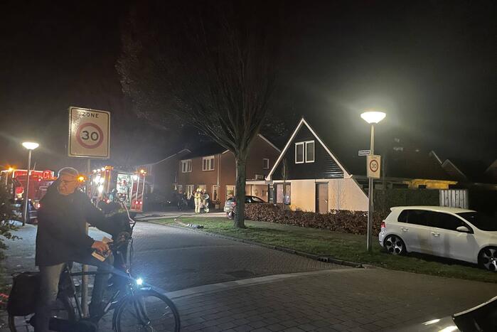 Brandweer blust brand in woning