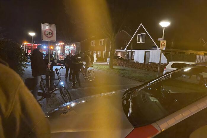 Brandweer blust brand in woning