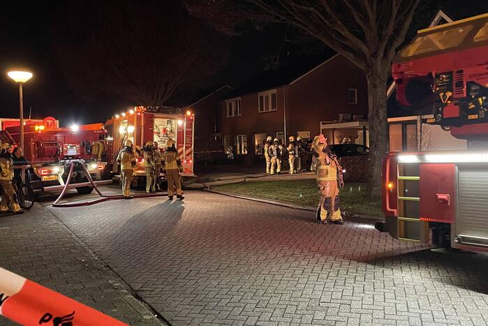 Brandweer blust brand in woning