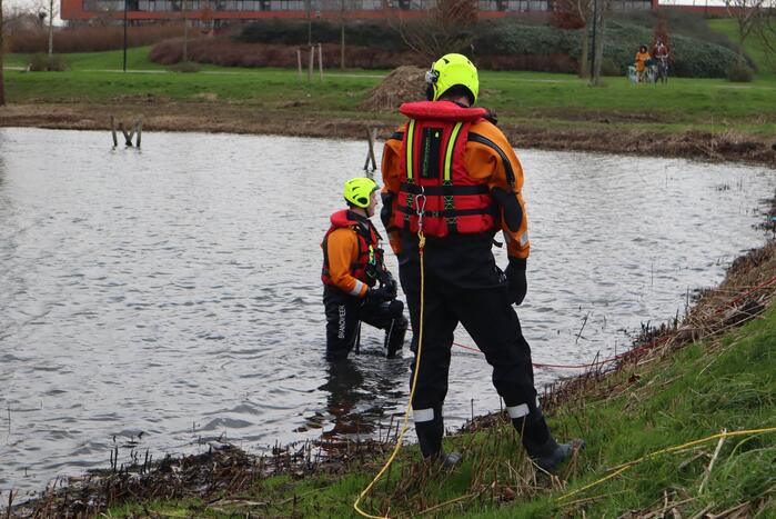 Zwaan met poot vast aan visdraad