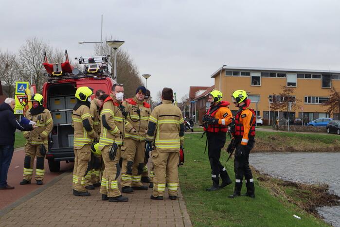 Zwaan met poot vast aan visdraad