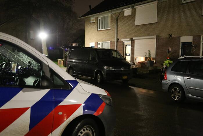 Politie valt panden binnen