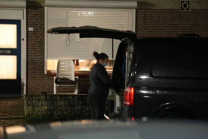 Politie valt panden binnen