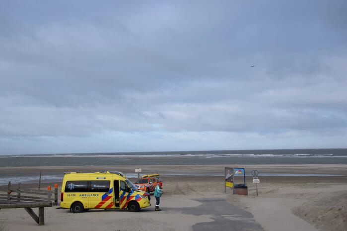 Twee personen van zandbank gered