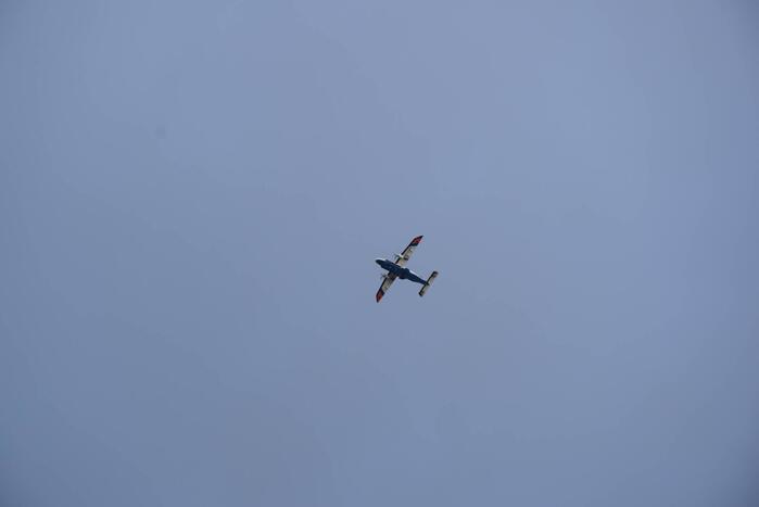 Twee personen van zandbank gered