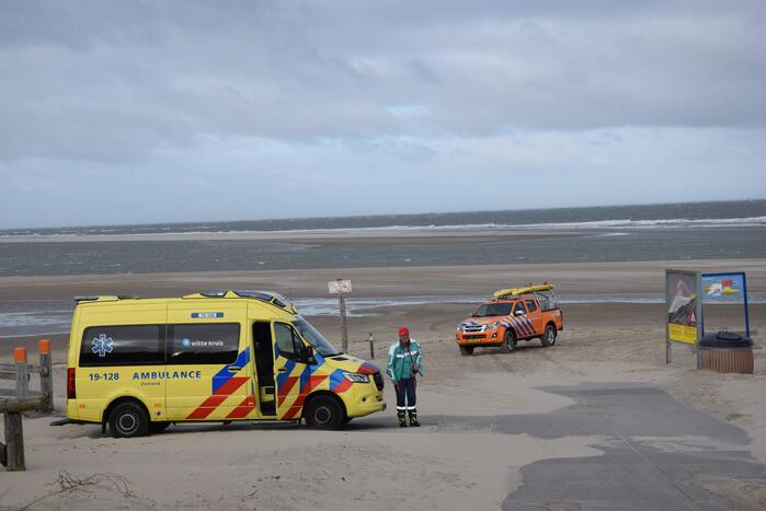 Twee personen van zandbank gered