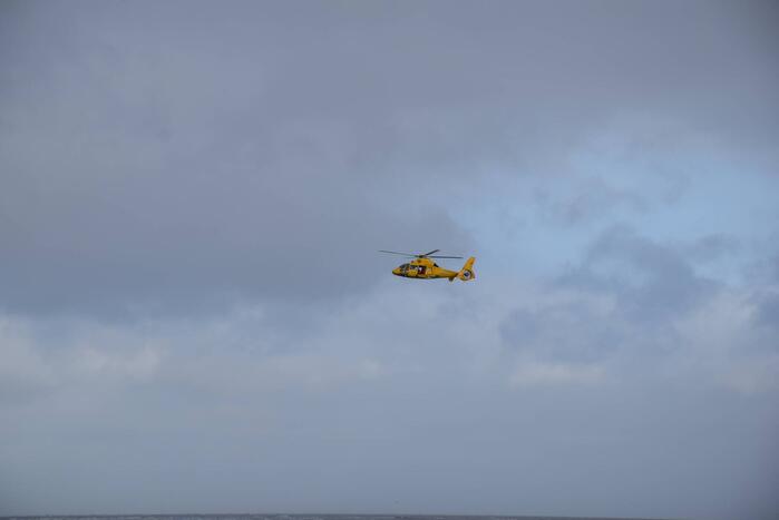 Twee personen van zandbank gered