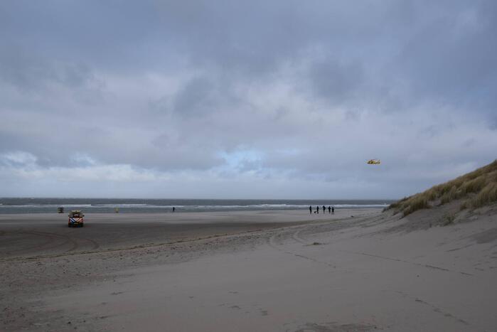 Twee personen van zandbank gered
