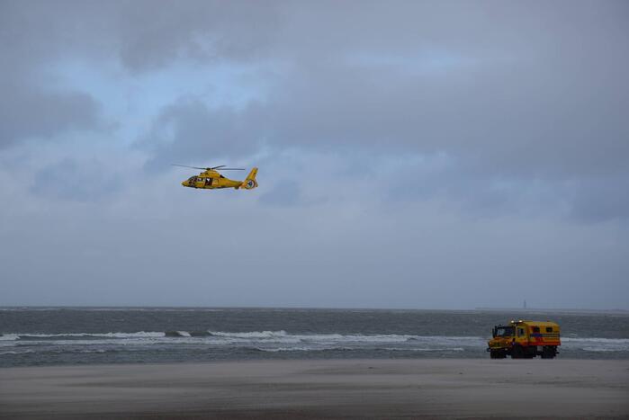 Twee personen van zandbank gered