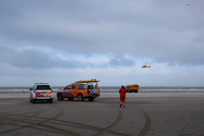 Twee personen van zandbank gered