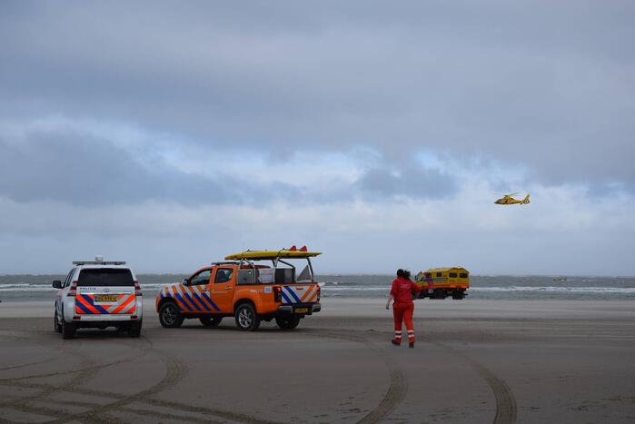 Twee personen van zandbank gered