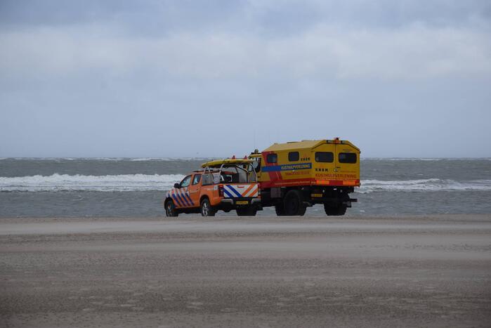 Twee personen van zandbank gered
