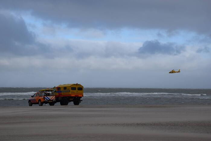 Twee personen van zandbank gered