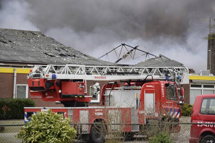 Enorme rookwolken bij zeer grote brand in leegstaand pand