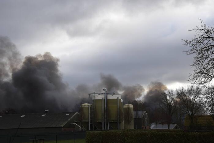 Enorme rookwolken bij zeer grote brand in leegstaand pand